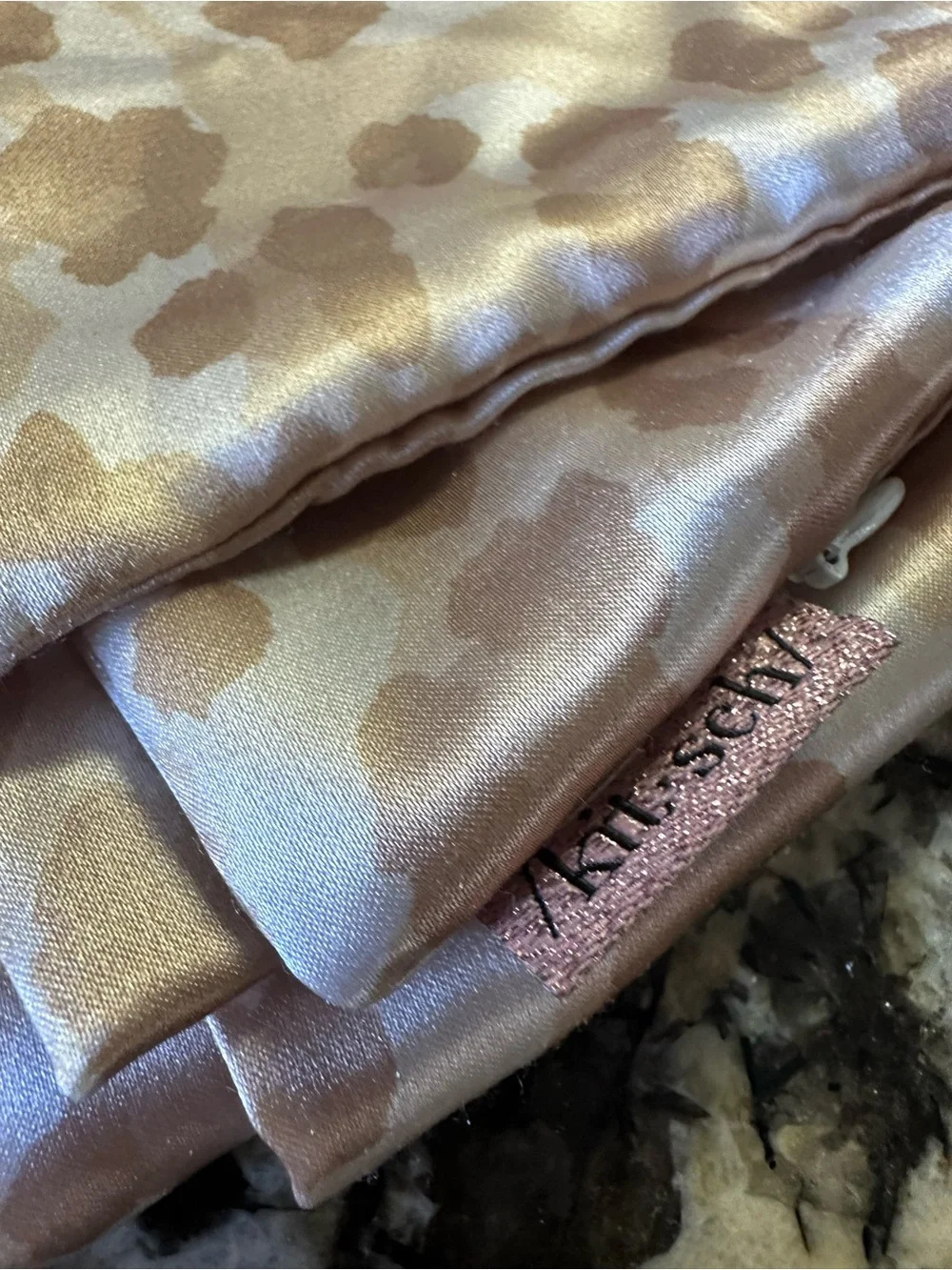 Kitsch silky satin